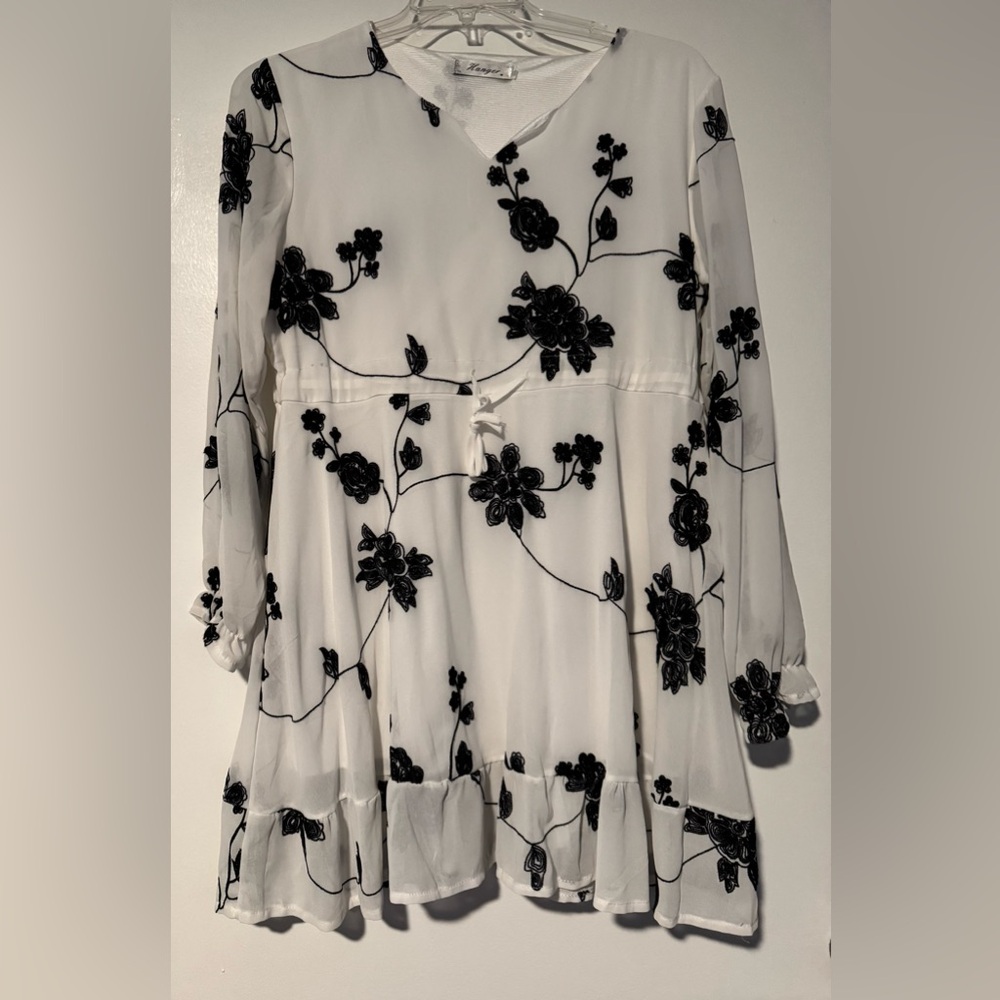 Chic Long Sleeve Floral Dress in Black and White
